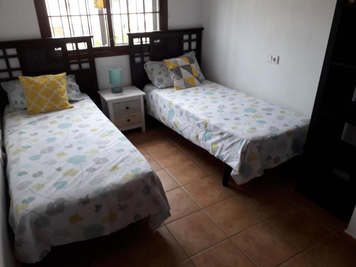 Calle Carlos Primero, Roda Luaran gambar